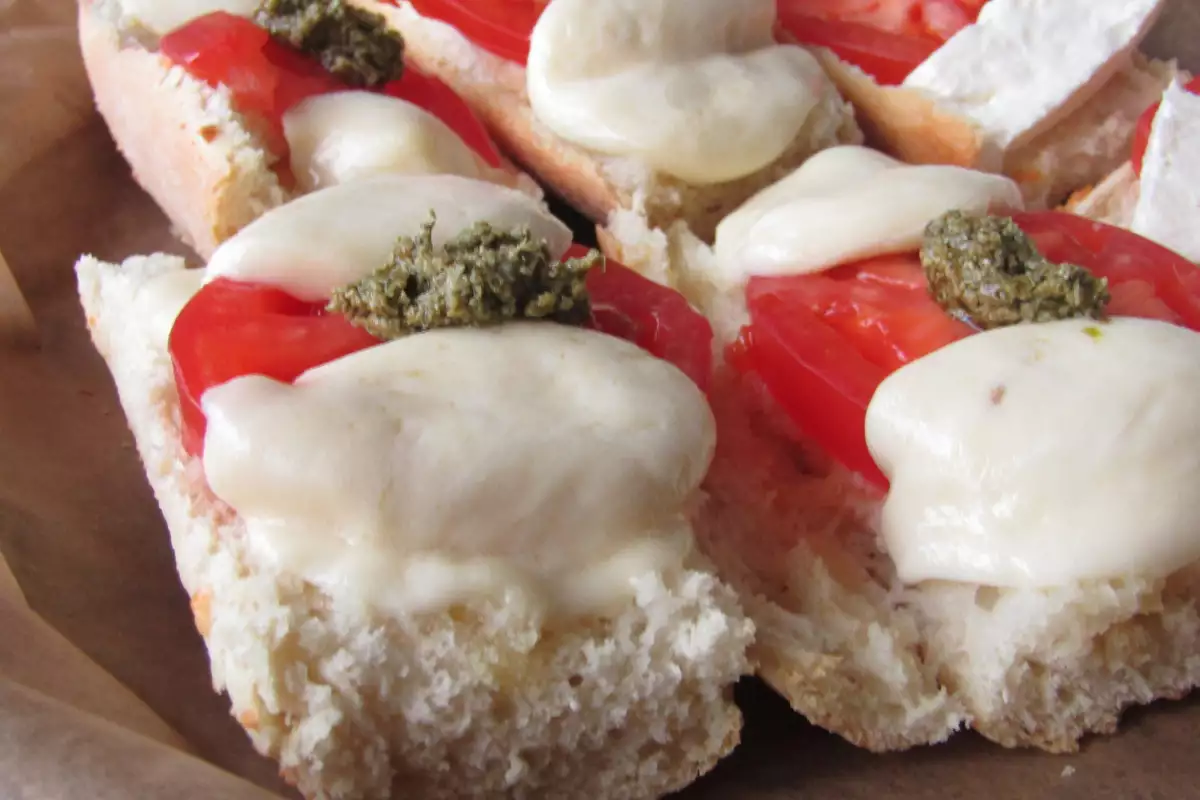 Homemade Baguettes with Mozzarella and Tomatoes - Recipe | Bonapeti.com