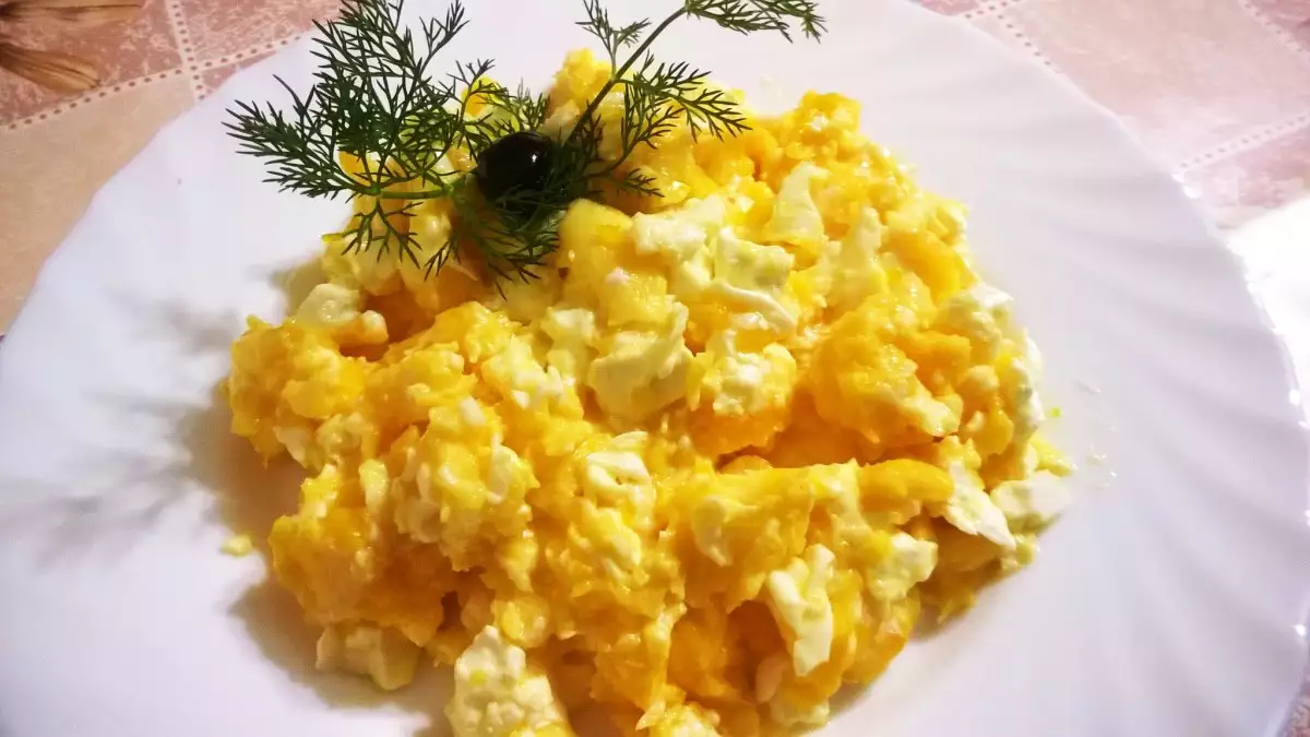 Scrambled Eggs with Feta Cheese - Recipe | Bonapeti.com