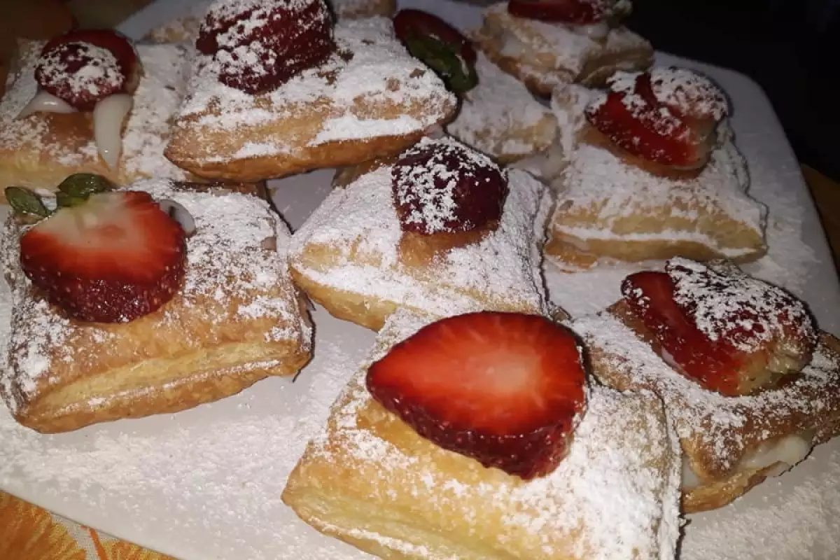 Sweet Puff Pastry with Strawberries - 1 Recipes | Bonapeti.com