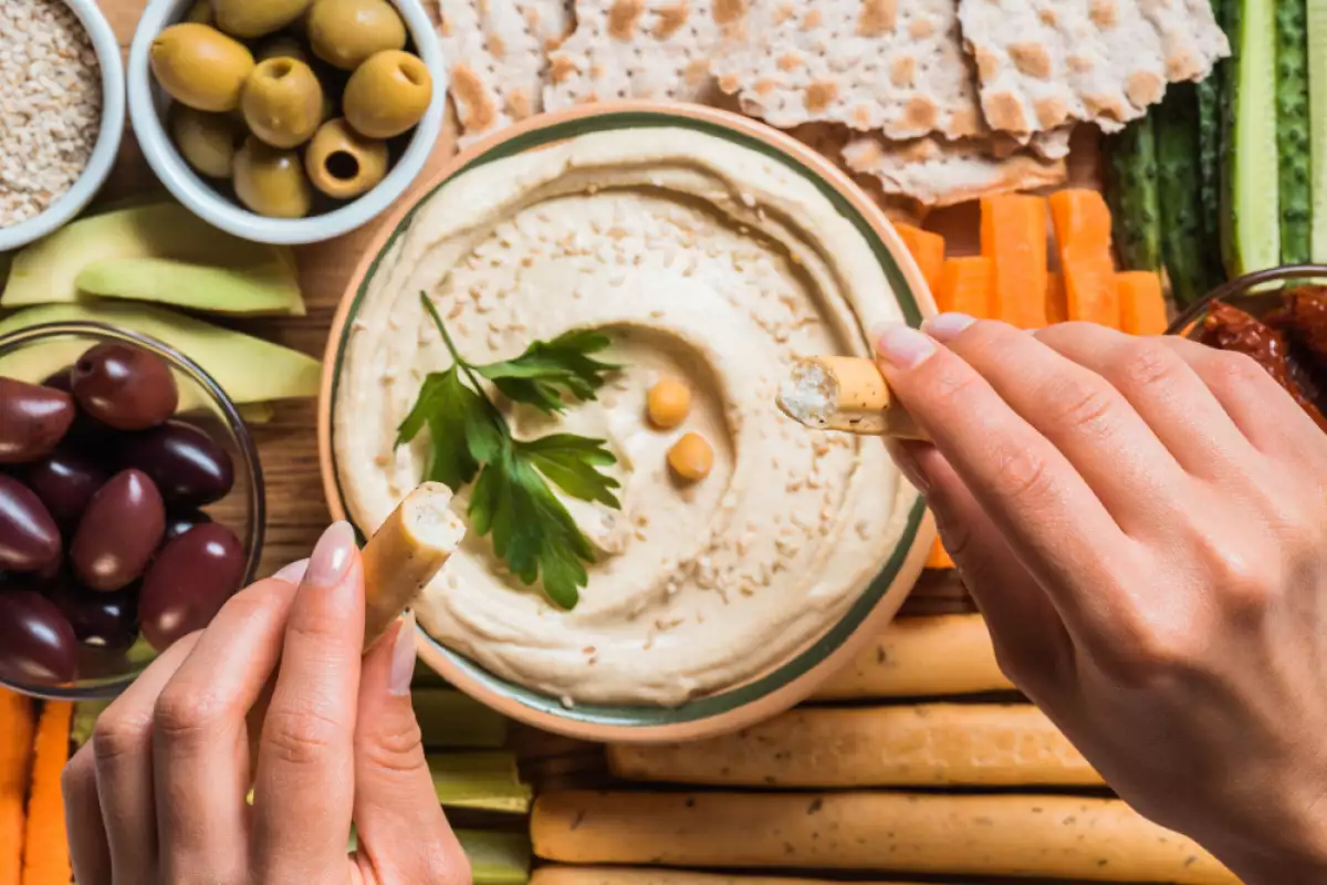 hummus is a healthy side dish