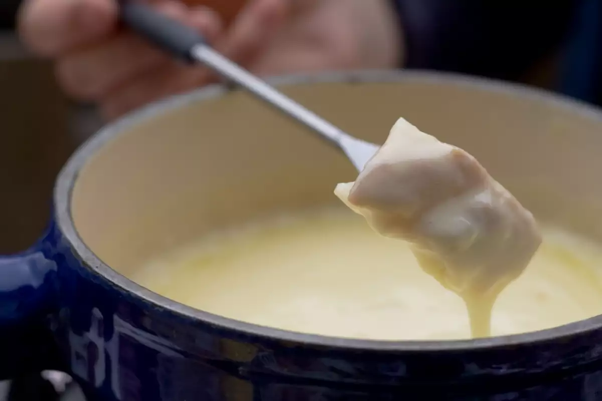 Fondue with White Cheese - Recipe | Bonapeti.com