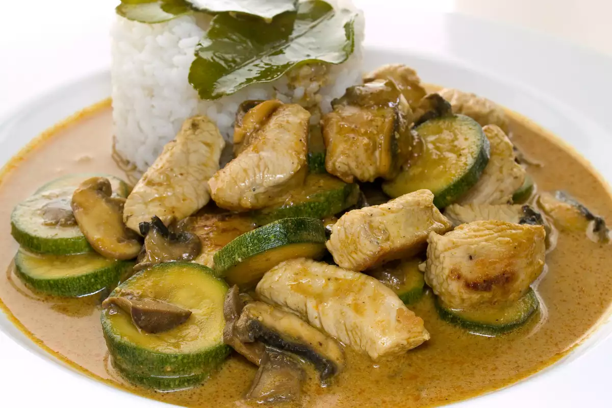 Chicken with Zucchini and Mushrooms - Recipe | Bonapeti.com