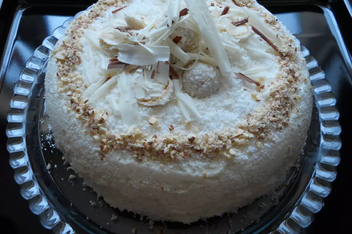 Raffaello cake with handmade coconut truffles : r/cakedecorating