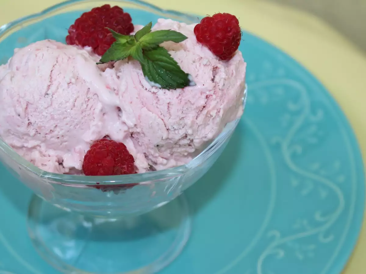 Homemade Raspberry Ice Cream