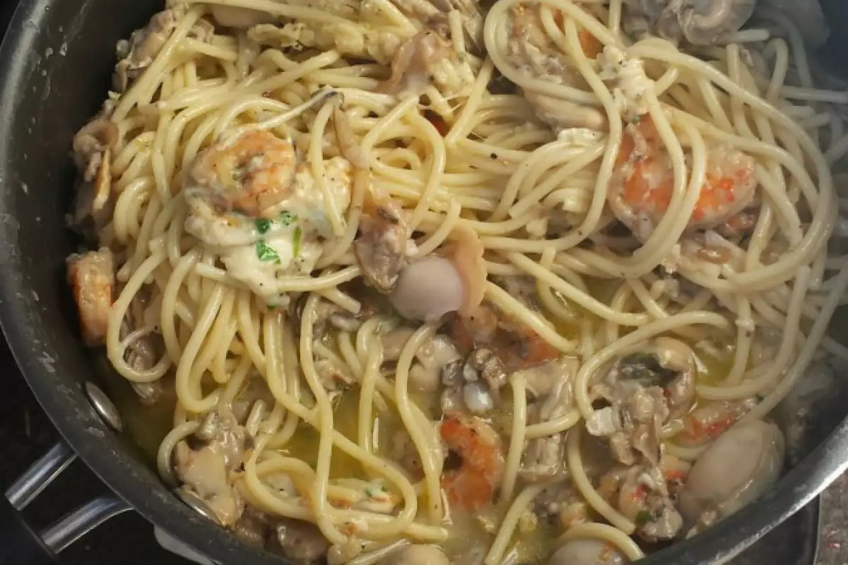 Spaghetti with Oysters and Shrimp - Recipe