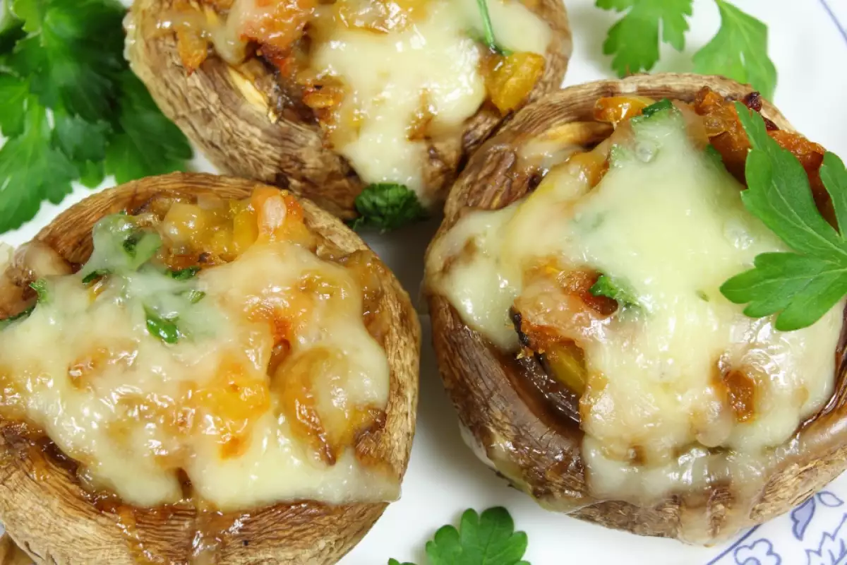 Stuffed Mushrooms with Mince, Cheese or Feta - Recipe | Bonapeti.com