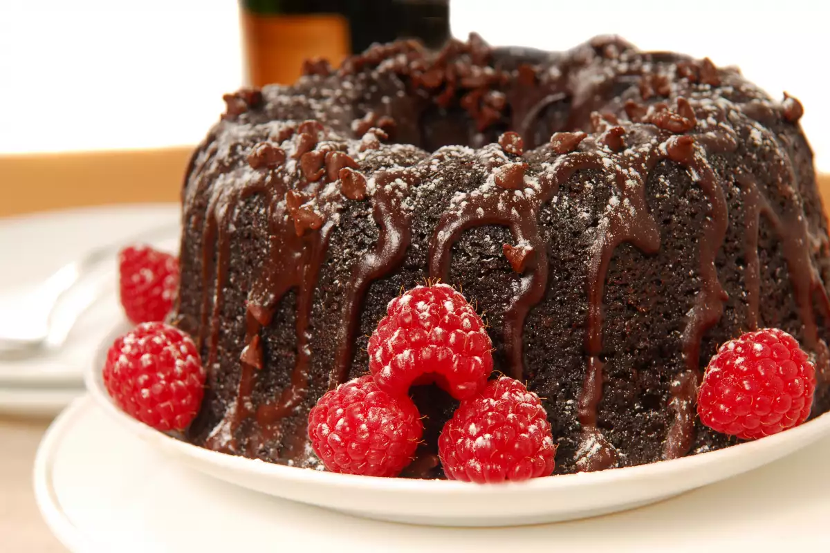 Brownie Cake with Raspberries - Recipe | Bonapeti.com