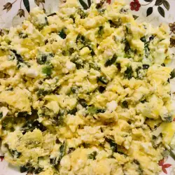 Scrambled Eggs with Onion and Feta Cheese