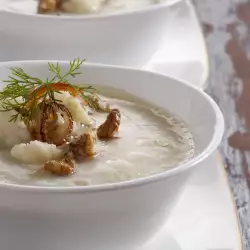 Creamy Cauliflower Soup with Butter