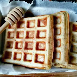 Waffles with almonds