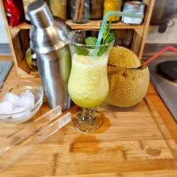 Cocktails with Mint and Carbonated Water