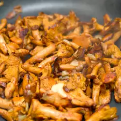 Chanterelle Mushrooms with Butter, Garlic and Parsley