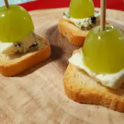 Grapes and Blue Cheese Bites