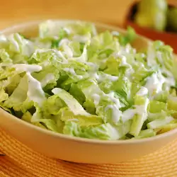 Salad with Spinach and Lettuce