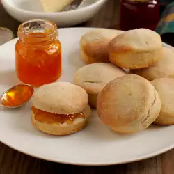 Biscuits with marmalade