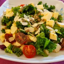 Green Salad with Kale and Cherry Tomatoes