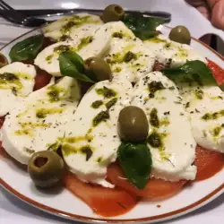 Pesto salad with Olives