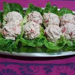 Yoghurt Salad with walnuts