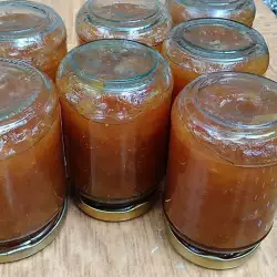 Confiture with walnuts