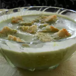 Cream of Spinach Soup with Croutons and Cream