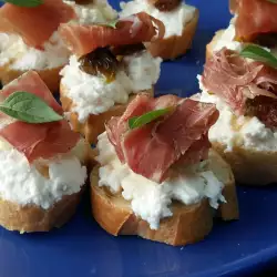 Bruschettas with Goat Cheese, Figs and Prosciutto