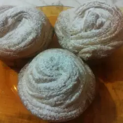 Cruffins with flour