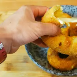 Onion Rings with Yellow Cheese