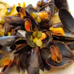 Stewed Mussels with Dill and Fresh Garlic