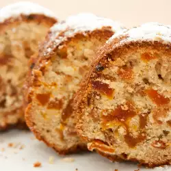 Panettone Sponge Cake with Apricots