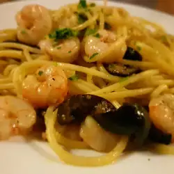 Spaghetti with shrimp and Olives