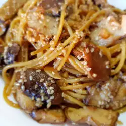 Fried Spaghetti with Mushrooms and Sesame Seeds