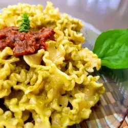 Pasta with Pesto Sauce and Dried Tomatoes
