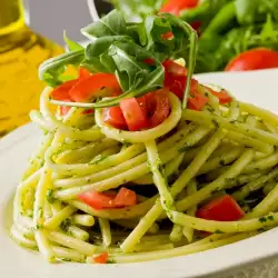 Spaghetti with Arugula and Tomatoes