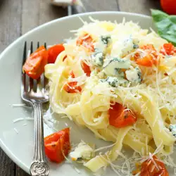 Garlic Pasta with Tomatoes and Basil