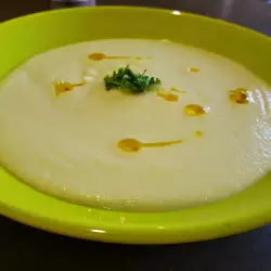Vegan Cream Soup with Cauliflower and Leeks