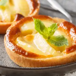 Easy Apple Tartlets with Vanilla Cream