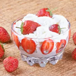 Yoghurt Cream with Strawberries