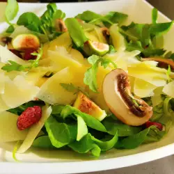 Green Salad with Aromatic Cheese, Figs and Mushrooms