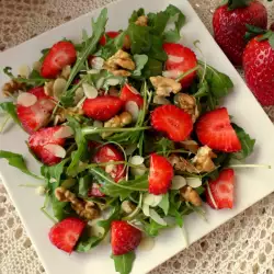 No Meat Salad with Strawberries