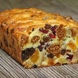 Cake with Dried Fruits