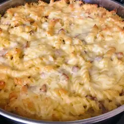Savory Oven-Baked Macaroni with Ham and Yellow Cheese