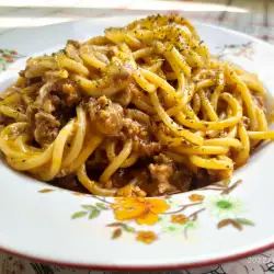 Spaghetti with Tomato and Wine Sauce
