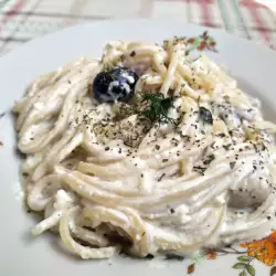 Spaghetti with Cheese and Mushroom Sauce
