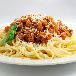 Spaghetti with Mince and Garlic