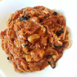 Spaghetti with Chicken Fillet and Tomato Sauce