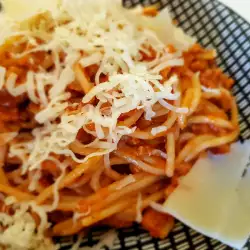 Spaghetti Bolognese with Olives