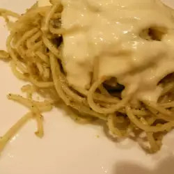 Spaghetti with Pesto and Cream
