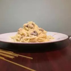Spaghetti with Chicken, Mushrooms and Cream Sauce