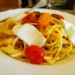 Spaghetti with Cherry Tomatoes and Mozzarella