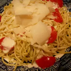 Spaghetti with Pesto and Tomatoes